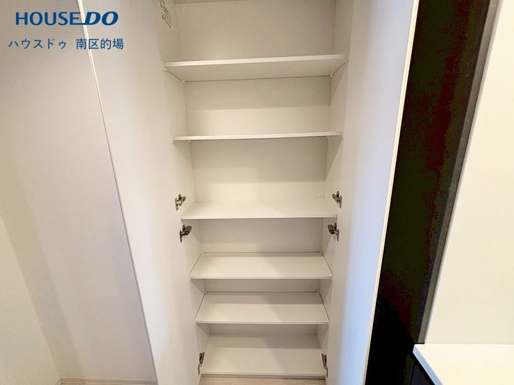 洗面脱衣所にある可動式棚はバスタオルやパジャマなどの収納やランドリーバスケットを置けます。