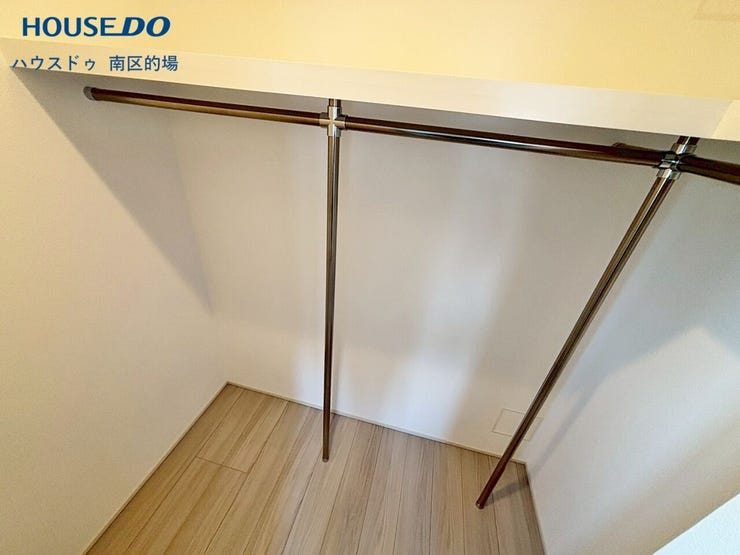 ウォークインクローゼットはお洋服はもちろんバッグや帽子を収納できる上部棚があり、たっぷりと収納できるのでシーズンごとに衣替えをする必要がありません。