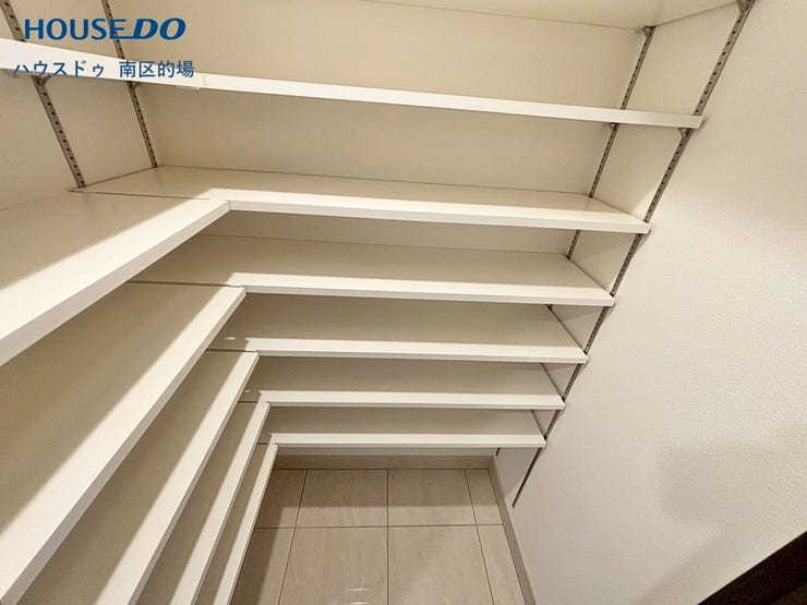 シューズクロークは玄関を入ってすぐにベビーカーやアウトドアグッズなどサッと収納でき玄関を広く使えます。