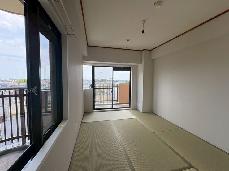 壁が白いので和モダンで、明るい和室!