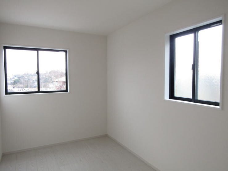 柔らかな光が差し込む、明るく落ち着いた洋室。窓下に家具を配置しやすく、レイアウトの自由度が高いのも魅力です。