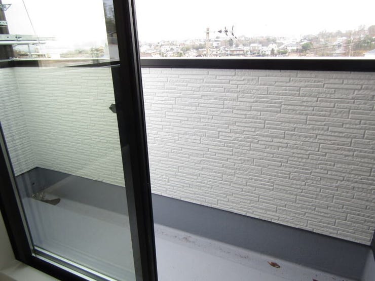 明るい日差しがたっぷり差し込むバルコニー。洗濯や布団干しに便利です。