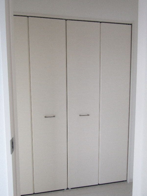 廊下に設けられた収納スペースは、日常使いの掃除用具や季節用品、日用品の収納に便利。すっきりと整理整頓でき、住空間をより快適に保ちます。