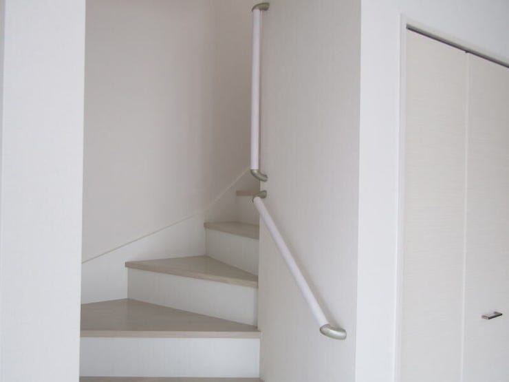 毎日の上り下りをしっかりサポートする階段手すり。小さなお子さまやご年配の方にも安心な設計です。