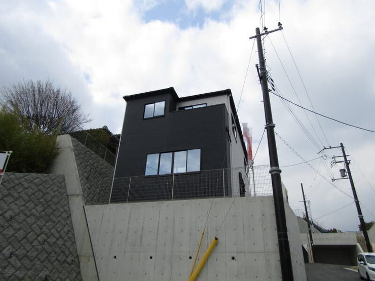 角地ならではの開放感と陽当たりの良さが魅力の物件です。