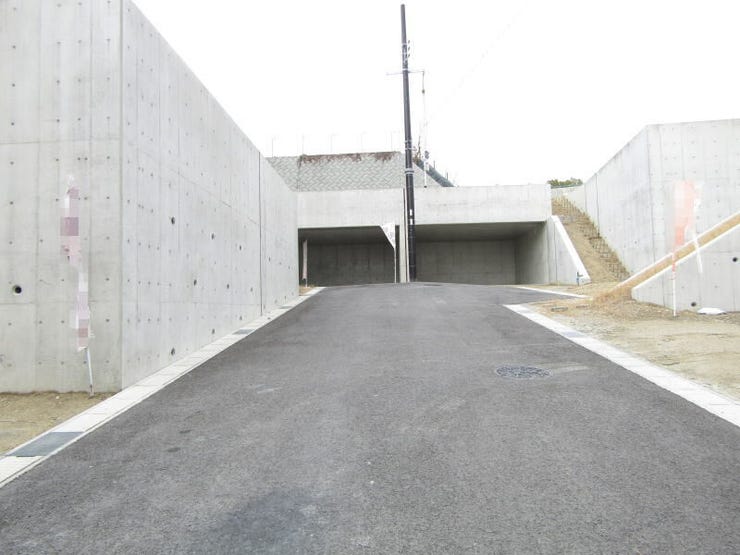 現地(2026年2月)撮影◆前面の道路は約6mの幅員があり開放感も十分、毎日の駐車もスムーズに行えます