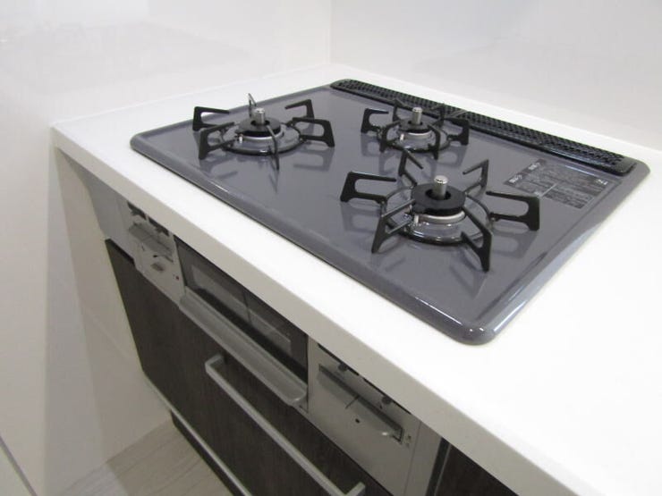 同時調理が可能な3口コンロ付きで、毎日の料理がスムーズに。ご家族分の食事も効率よく準備できます。