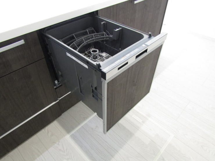 忙しいご家庭に嬉しい食洗機付き。手洗いの時間をぐっと短縮できるので、その分家族との時間や自分のリラックスタイムに使えます。