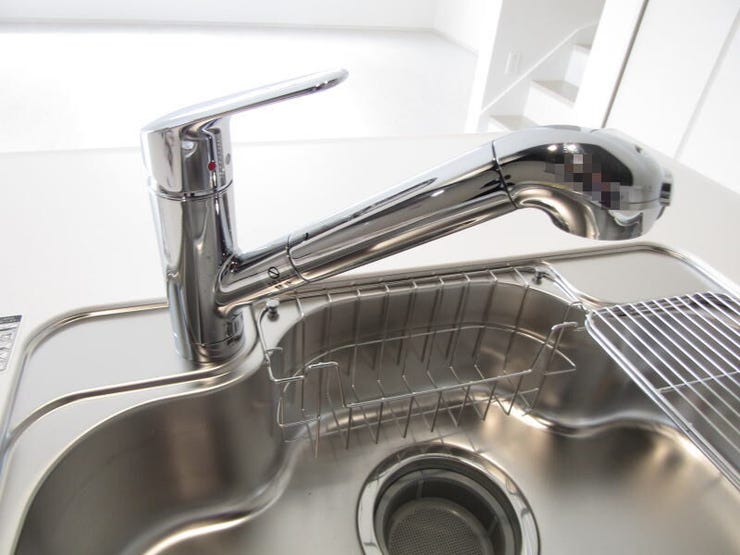 蛇口一体型の浄水器で、見た目もすっきり。キッチンまわりを美しく保てます。