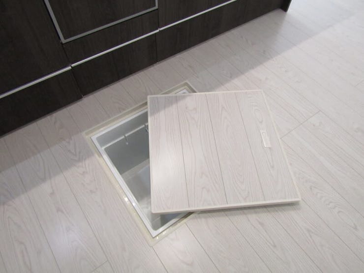 調味料や保存食品、日用品のストックなどをまとめて収納できる床下収納付き。