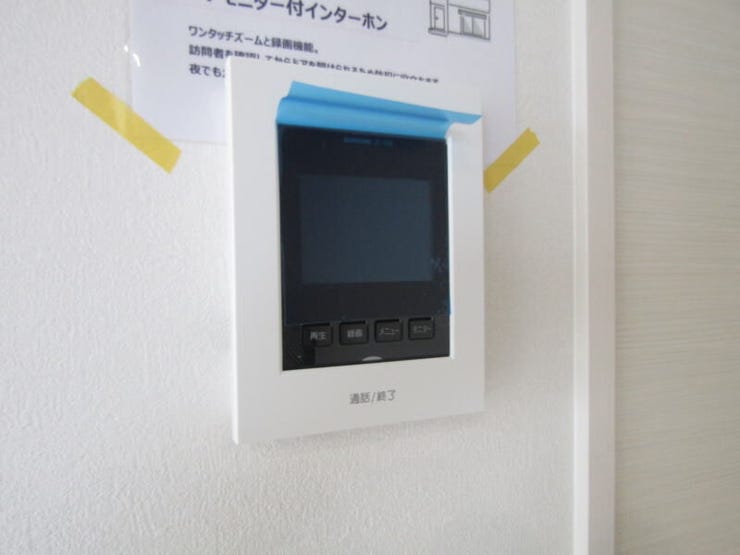 来訪者の顔を確認できるモニター付きインターホンで、セキュリティ面も安心。