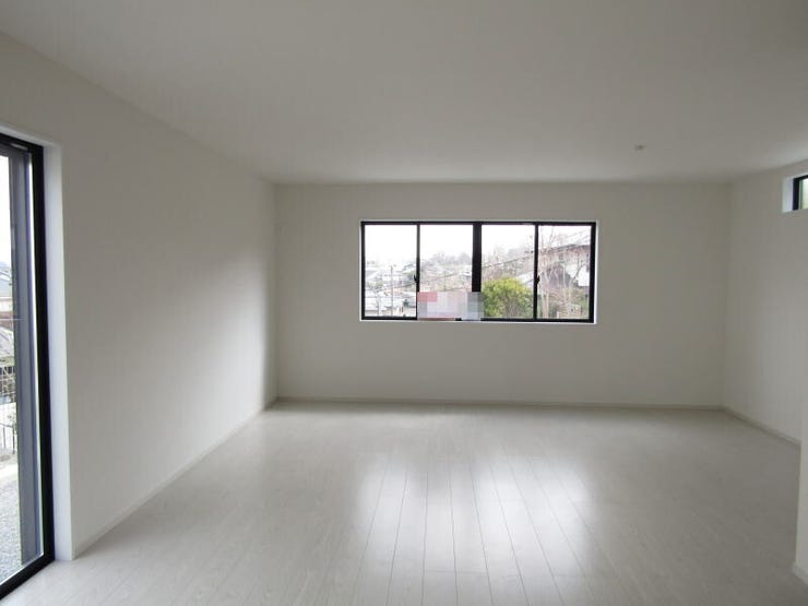 21帖のゆとりある空間は、ソファやダイニングテーブルのレイアウトも自在。窓からの採光もしっかり入り、明るく心地よい暮らしが広がります。