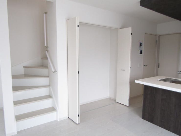 リビング階段で帰宅時に必ず顔を合わせ、自然に会話が生まれます。収納も備え、日用品や掃除道具などをすっきり片付けられます。