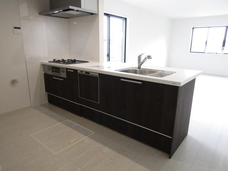 スライド式収納で出し入れ楽々。食洗機&3口コンロ付きで、家事効率もアップする快適キッチンです。