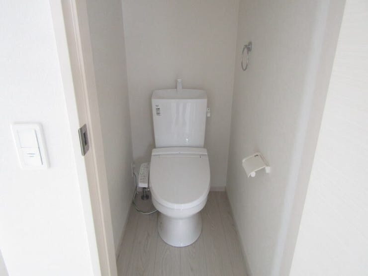 各階に洗浄便座付きトイレを設置しており、朝の混み合う時間帯や来客時にも安心。