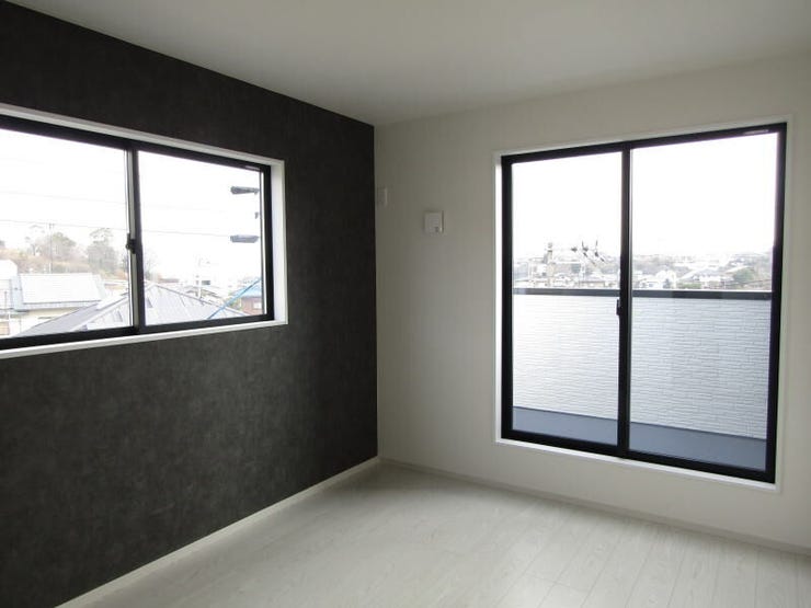 アクセントクロスが空間に彩りを添える洋室。二面採光で明るく、開放感のある心地よい空間です。掃き出し窓からバルコニーへ出入りでき、風通しも良好です。