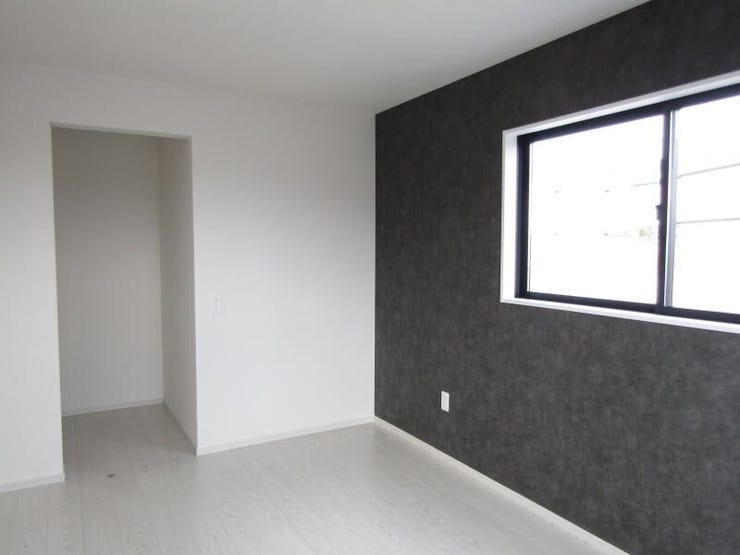 たっぷり収納できるウォークインクローゼットを完備。シーズンオフの衣類や大きな荷物もまとめて収納でき、お部屋を広々使えます。