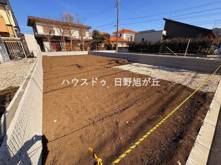 【外観】
2026年6月下旬の完成に向け、いよいよ建築がスタートします。周辺は高い建物のない穏やかな住環境で、陽当たり・通風ともに期待できる好立地。更地の今だからこそ、敷地の広さと開放感をしっかり確認できます。