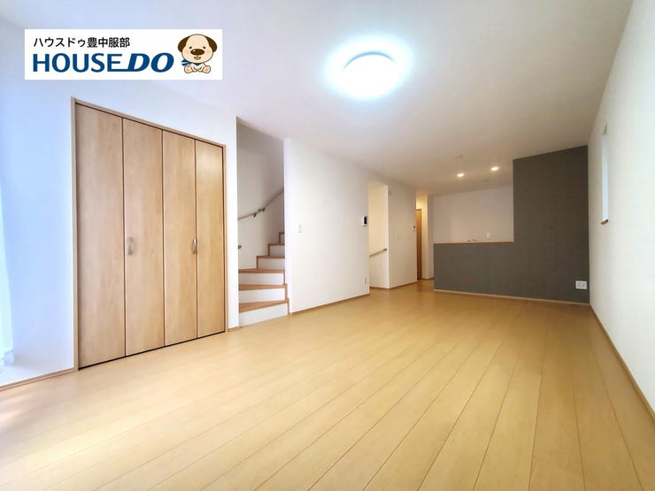 【外観】
【LDK】
2階に位置する約16.3帖のLDK!人気のリビング階段構造♪リビングにも大容量の収納スペースがございます!