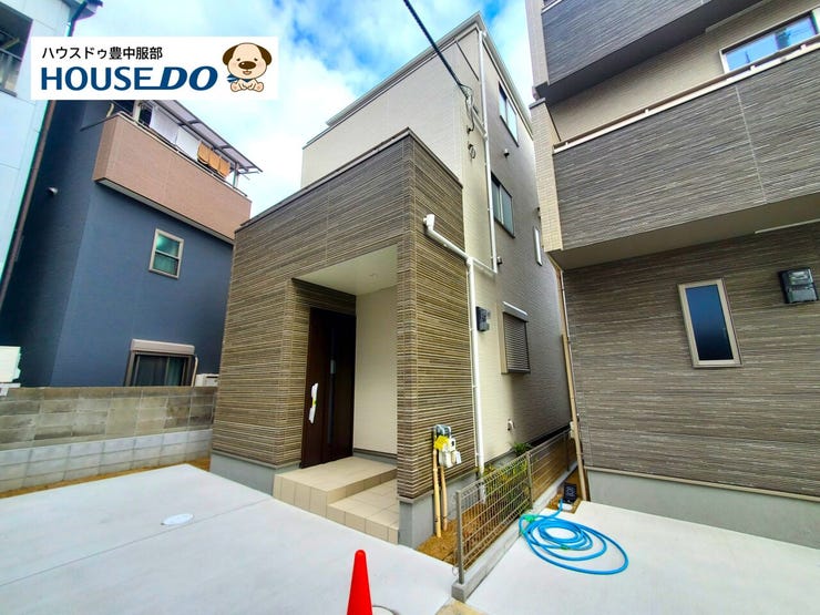 全14棟のうちのB号地!オシャレな外観に生活のしやすい室内♪お車1台駐車可能なカースペースもございます!