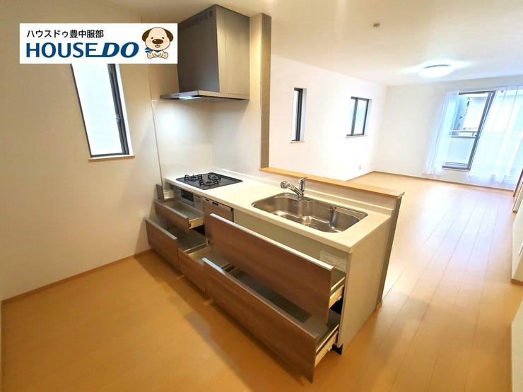 対面式のシステムキッチン!広々シンクに三口コンロ!食洗機も標準装備となっております♪