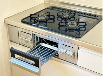 ■過熱防止センサー付ガスレンジ
※画像はイメージです。
から炊きにより一定の温度に達すると自動で火を止めてくれる安心機能、過熱防止センサー付3口タイプ。