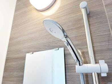 ■止水スイッチ付きシャワーヘッド
※完成イメージ
手元に止水スイッチが付いているから、ついつい出しっぱなしにしてしまうシャワーをこまめにON/OFFすることができます。