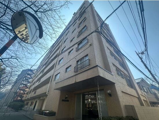 【外観】
重厚感ある外観が印象的なマンション。角地立地で開放感があり、エントランスも整備され管理状態の良さが伝わる安心の住環境です。