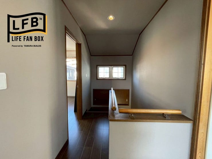 2階の階段の途中に収納があります♪