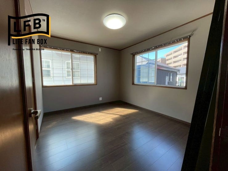 階段上がってすぐの洋室♪こちらも2面採光で明るい♪