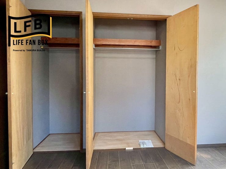 開けるとこんな感じです♪枕棚とハンガーをかけられるバーも付いているので便利ですね♪