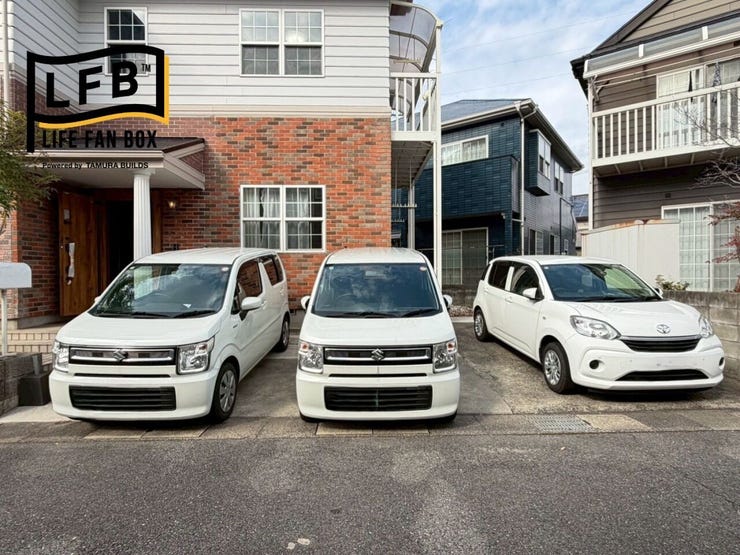 駐車場です♪普通車1台、軽自動車2台が並列で駐車出来ます♪普通車の後ろに縦列でもう1台軽自動車も頑張れば停められます!