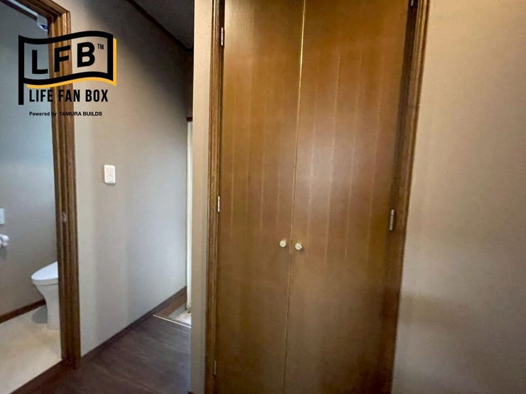 1階奥トイレの手前、階段下に収納スペースがあります♪