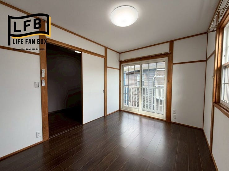 2階の納戸のある洋室です♪バルコニーに出られます♪