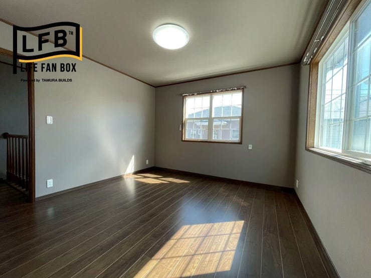 玄関の吹抜の横の洋室♪2面採光で気持ちの良いお部屋です♪