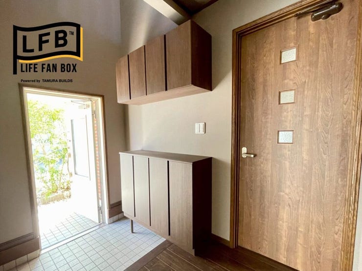 玄関には大きな玄関収納が付いています♪吹抜になっており、開放感のある玄関で気持ちが良いですね♪