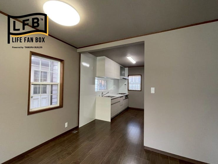 リビングのキッチン側を見た感じです♪縦開きの窓のデザインが素敵ですね♪