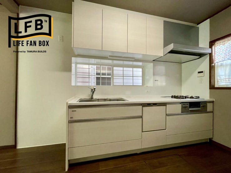 綺麗な使いやすいシステムキッチン♪冷蔵庫を置くスペースもしっかり取ってあります♪