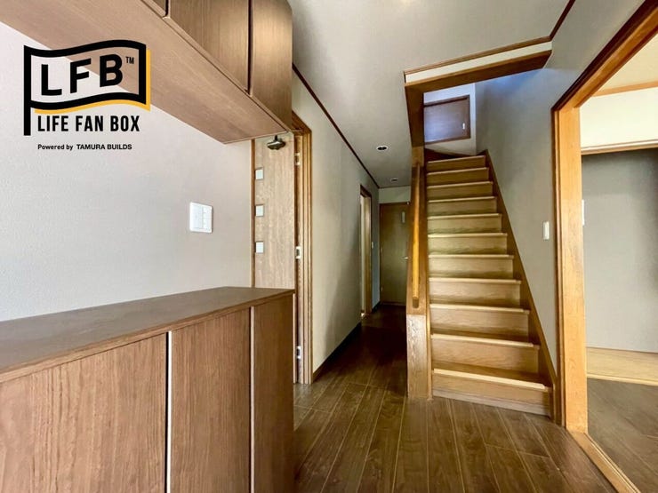 玄関から見た廊下です♪2階へ上がる階段、右手は洋室の入り口、左手はリビングの入り口です♪