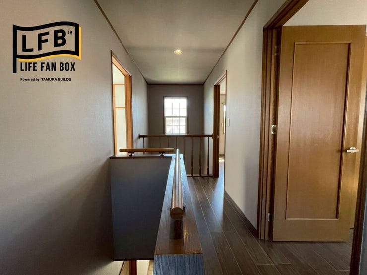 階段を上がった廊下♪洋室3つと繋がっており、奥が吹抜になっています♪