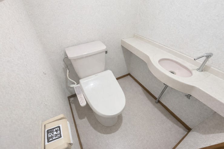 2階トイレ
※空室をイメージしCG加工したものです。 画像は実際の室内写真と間取り図から再現した「室内イメージ」で実際とは多少異なります。