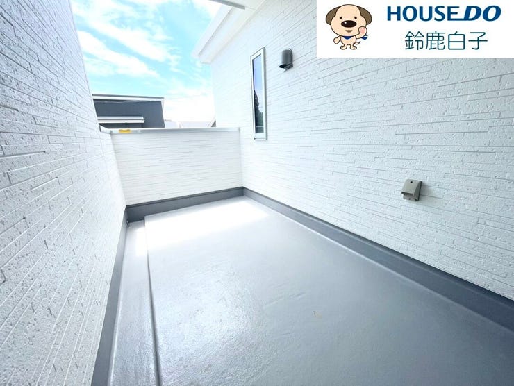 ペットの日向ぼっこや、屋根完備のコンセントもあるので、オシャレ空間にして夜バー楽しめますね