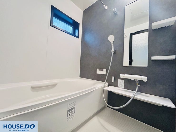 シックなアクセントパネルが落ち着いた時間を演出するバスルーム。ゆったりとした浴槽にはヘッドレストがあり、一日の疲れを穏やかに癒せます。換気窓があるため、湿気を逃がしやすくカビ対策にも有効です。