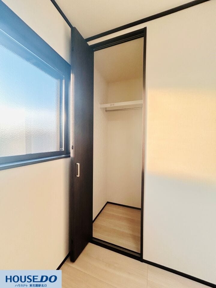 ハンガーパイプと上部棚を備えた、奥行きのあるクローゼットです。丈の長いコートや季節ものの家電もまとめて収納できるため、お部屋を広く保てます。扉を閉めれば生活感を隠せる、機能的なプライベート空間です。