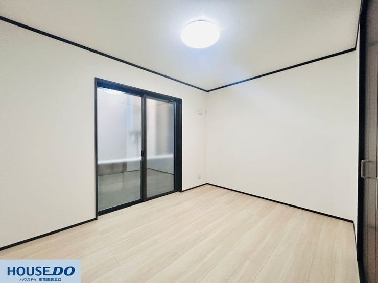 一階の奥には木目調のフローリングが温かみを感じさせるお部屋があり、隅々まで配置されたコンセントや、使い勝手の良い間取りが特徴です。1階のため階段の上り下りがなく、スムーズな動線で日々の家事も快適です。