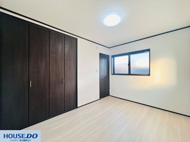 明るい色調のフローリングと白壁が光を反射し、日中の室内を明るく保ちます。窓からの自然光が部屋の隅々まで行き届き、日中は照明を抑えて過ごせるため、落ち着いた時間を過ごすことができます。