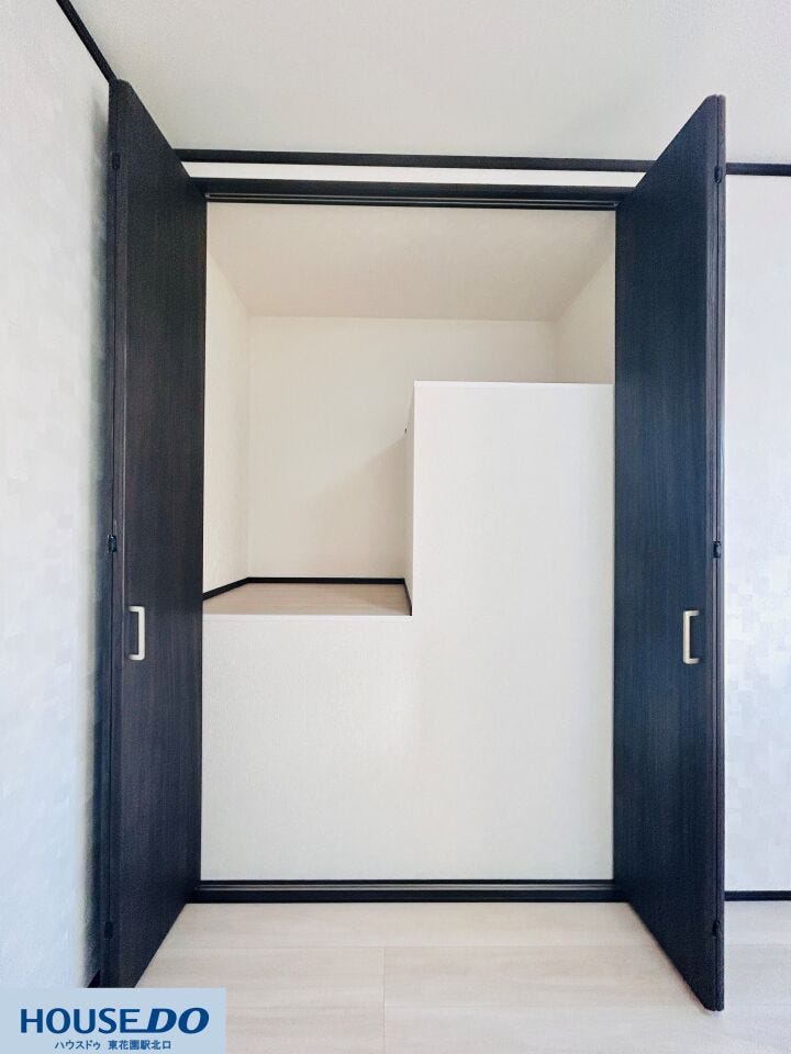 クローゼット内部には段差が設けられており、季節家電や大型のトランク、細かな収納ボックスなど、荷物のサイズに合わせた整理がしやすい構造です。デッドスペースを作らず、効率的に保管できます。