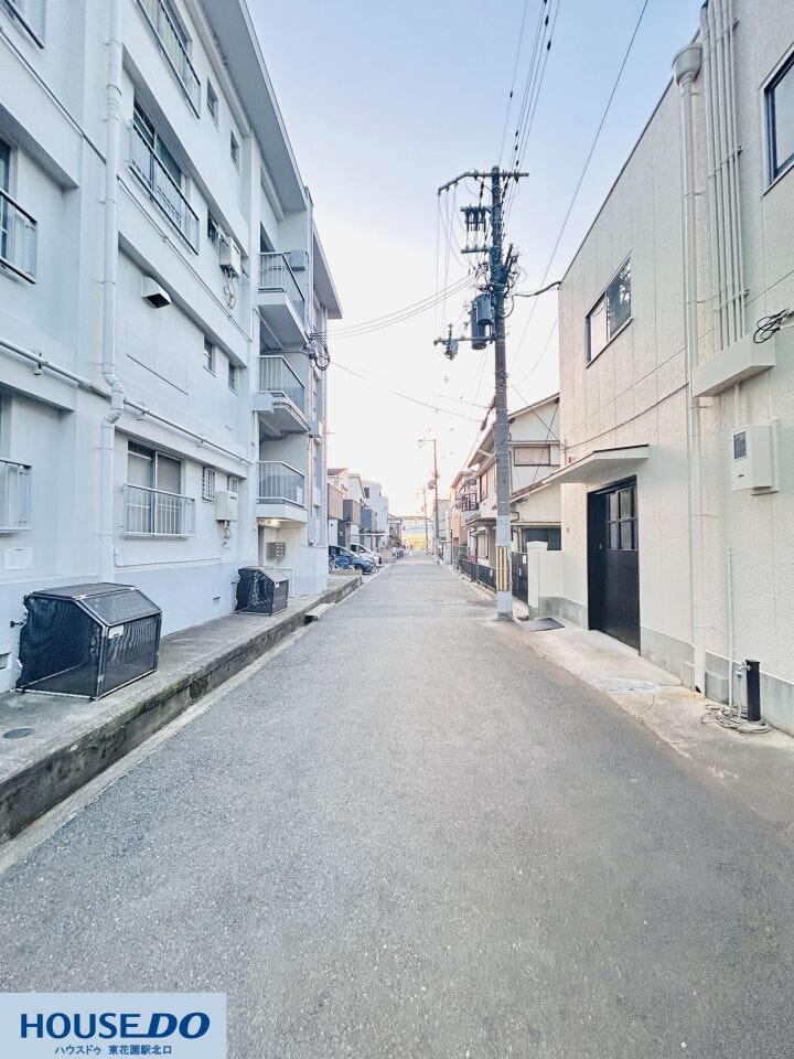 建物前面の道路は、圧迫感のない広さが確保されています。電柱や街灯が適切に配置されており、夕方の帰宅時も安心感があります。交通量が落ち着いているため、窓を開けても静かに過ごしやすい環境です。