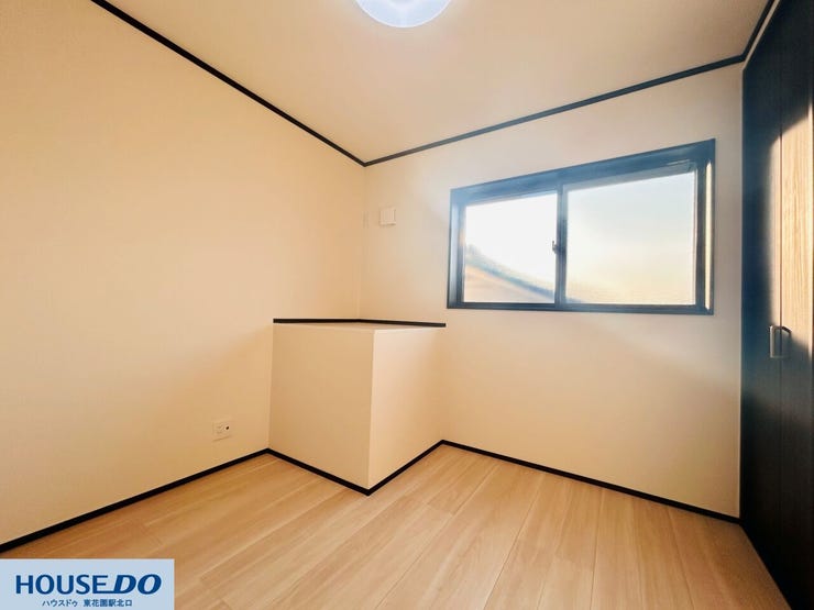 2階の洋室は夕暮れ時の優しい光が差し込む、明るく穏やかな空間です。ナチュラルな色合いのフローリングと黒の建具が、お部屋全体をすっきりと落ち着いた印象に。どんなインテリアにも合わせやすい内装が魅力です。