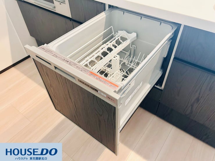 後片付けの時間を短縮できるビルトイン食洗機。手洗いよりも節水になり、高温乾燥で衛生面も安心です。家事の時間が減る分、食後のひとときをゆっくり過ごすゆとりが生まれます。